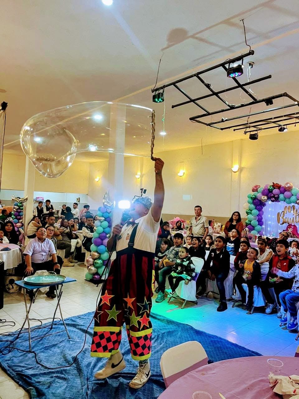Míster Chispita realizando burbujas gigantes