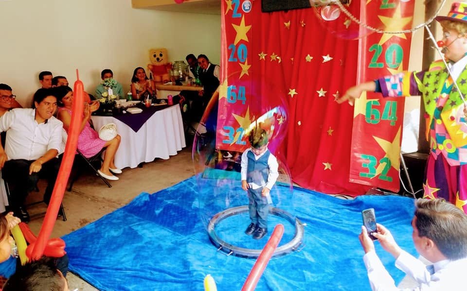 Niños participando en el show de burbujas